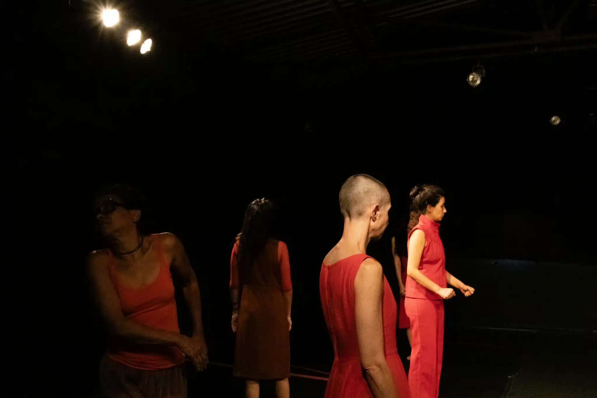 E² Cia de Teatro e Dança estreia espetáculo 'Ruído Vermelho' no Kasulo Espaço de Arte revistaprosaversoearte.com - E² Cia de Teatro e Dança estreia espetáculo 'Ruído Vermelho' no Kasulo Espaço de Arte
