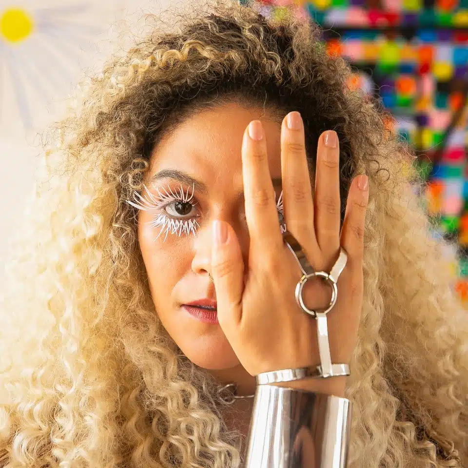 A cantora amapaense, Ariel Moura lança single e videoclipe 'Q' revistaprosaversoearte.com - A cantora amapaense, Ariel Moura lança single e videoclipe 'Q'
