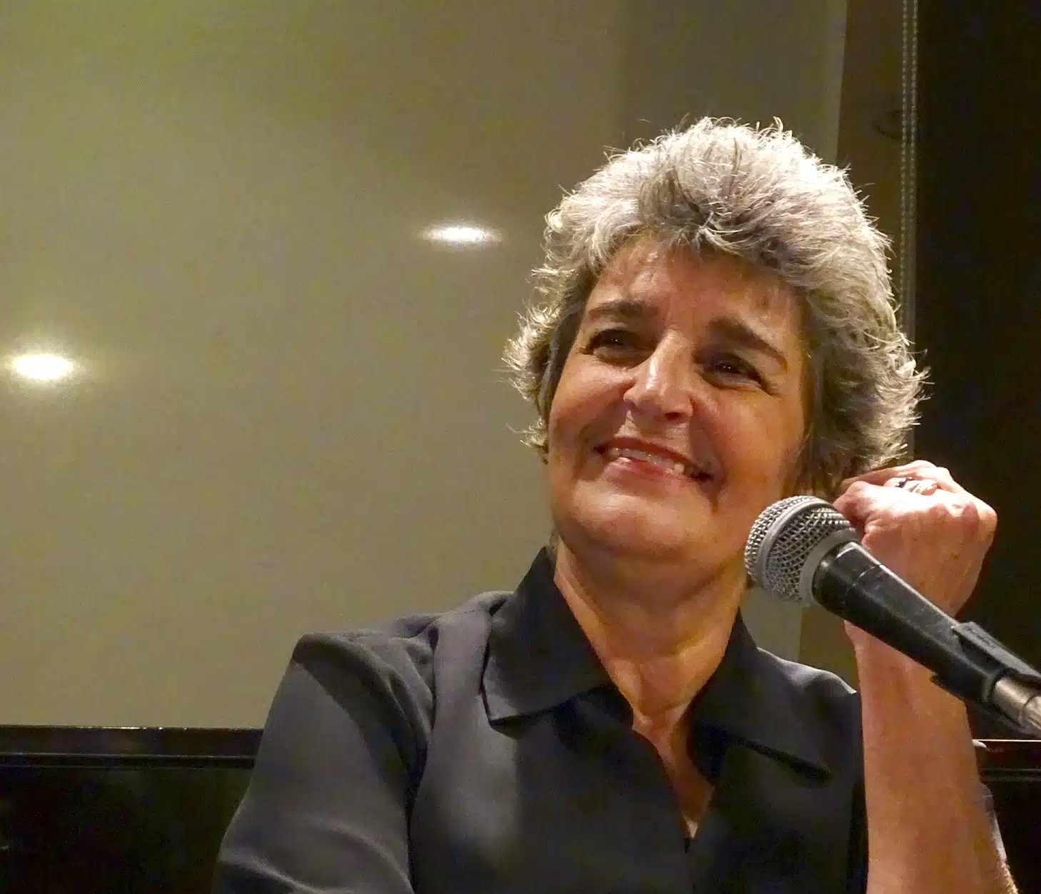 Entrevista com a compositora e cantora Fátima Guedes, por Daniela Aragão revistaprosaversoearte.com - Entrevista com a compositora e cantora Fátima Guedes, por Daniela Aragão