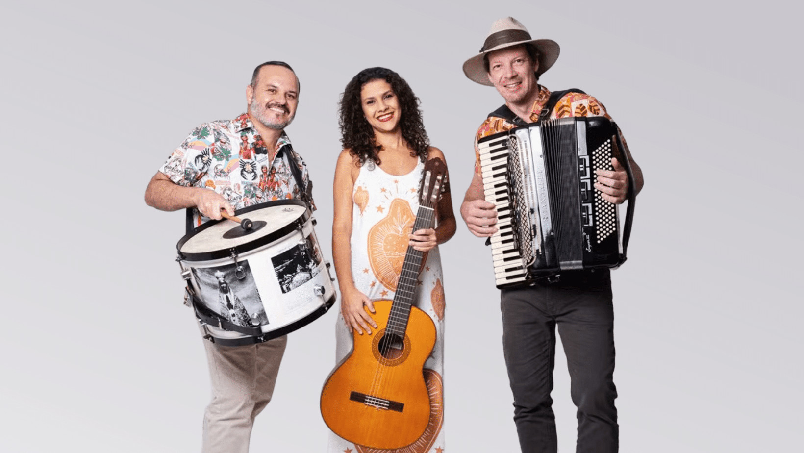 revistaprosaversoearte.com - Trio Manac&aacute; da Serra lan&ccedil;a 'EP Jangada'