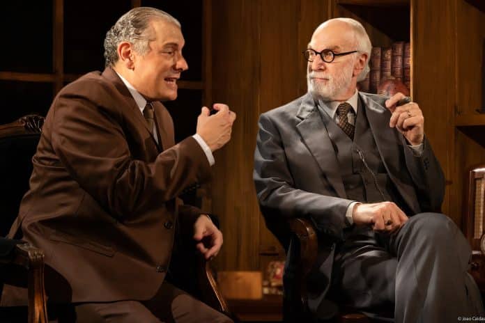 A Última Sessão de Freud, de Mark St. Germain, ganha nova temporada no Teatro Sabesp Frei Caneca