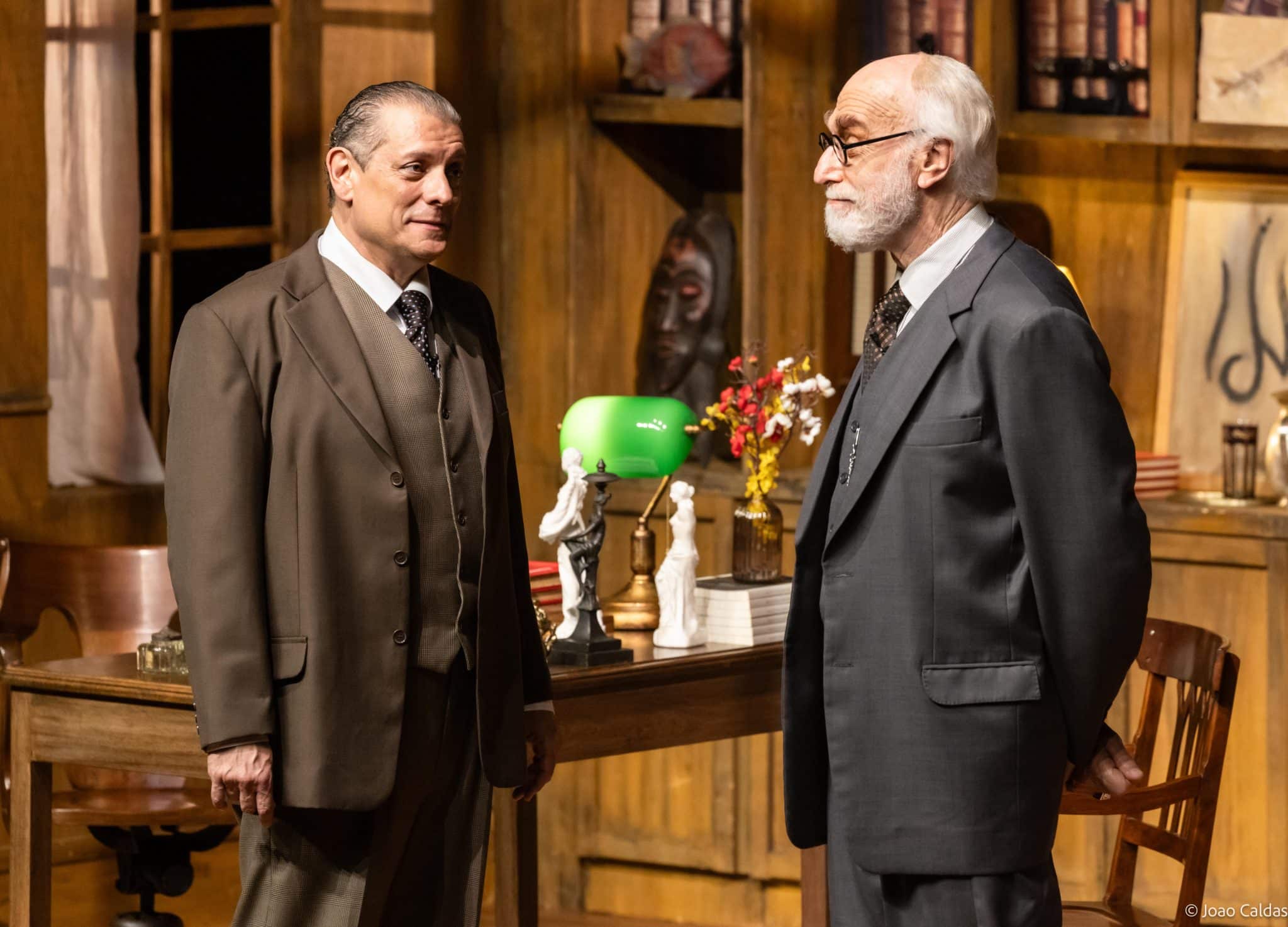 revistaprosaversoearte.com - A &Uacute;ltima Sess&atilde;o de Freud, de Mark St. Germain, ganha nova temporada no Teatro Sabesp Frei Caneca