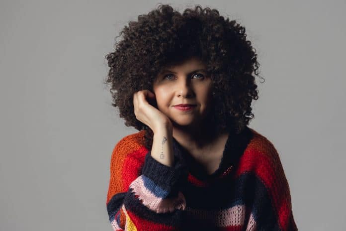 Roberta Campos canta seus maiores sucessos em show gratuito durante o 5º Prêmio INAC de Integridade
