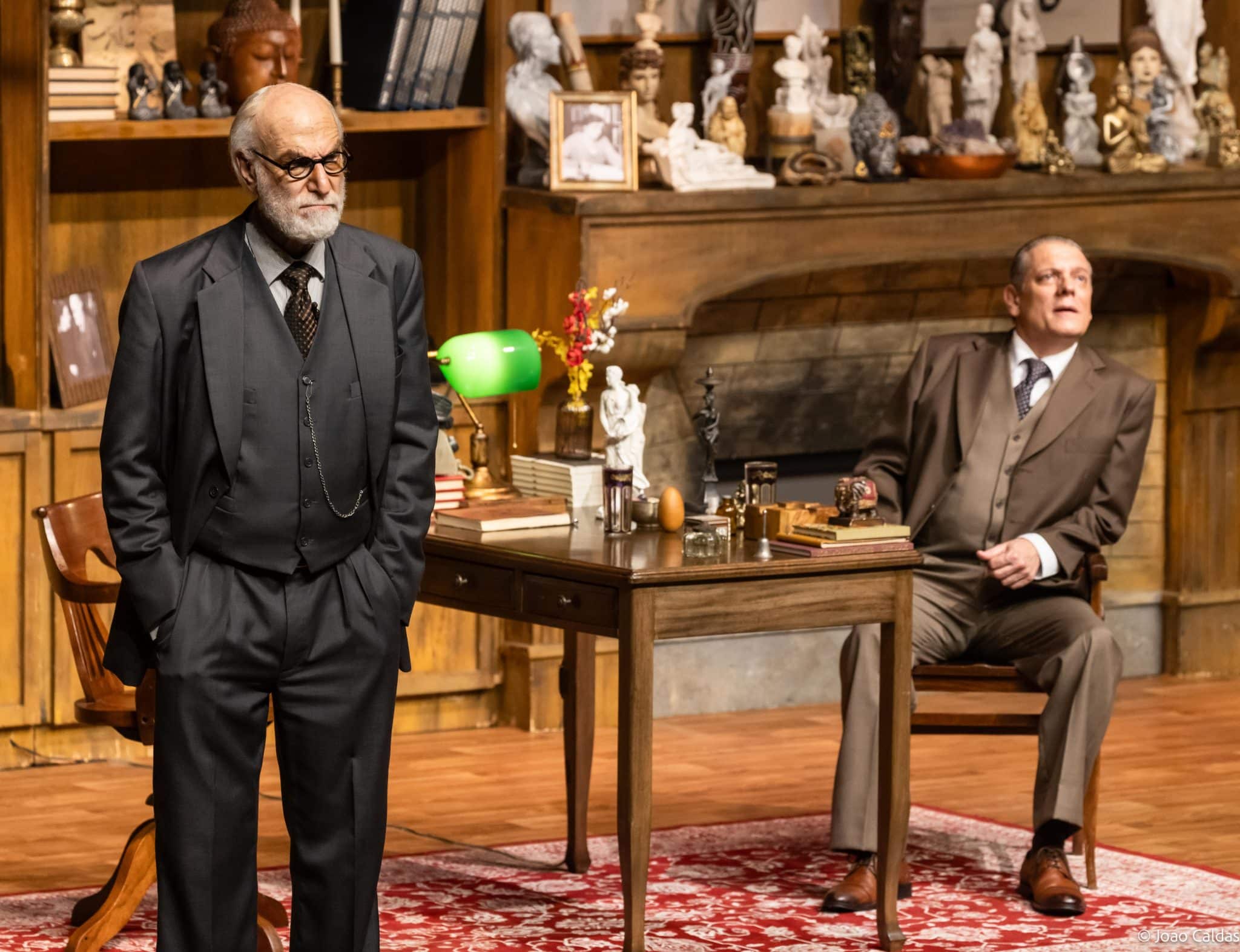 revistaprosaversoearte.com - A &Uacute;ltima Sess&atilde;o de Freud, de Mark St. Germain, ganha nova temporada no Teatro Sabesp Frei Caneca