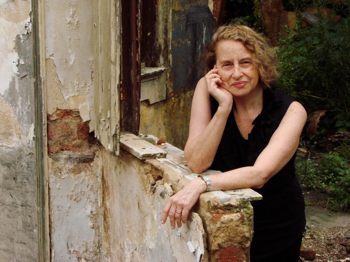 Anna Bella Geiger relança obra histórica  ﻿com performance inédita no Brasil