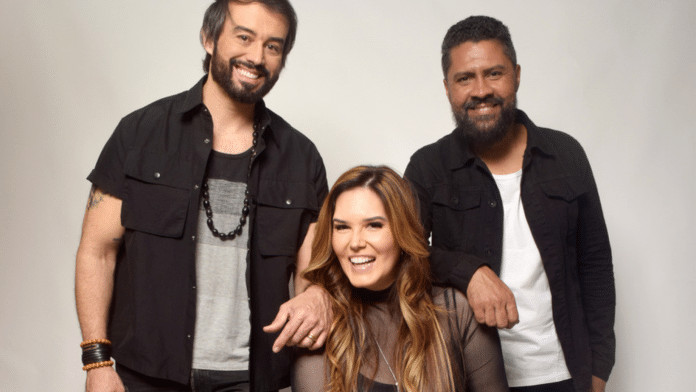 Banda Mahi se apresenta no Teatro Brigitte Blair, com participações de Arnaldo Brandão e Ronnie Arruda