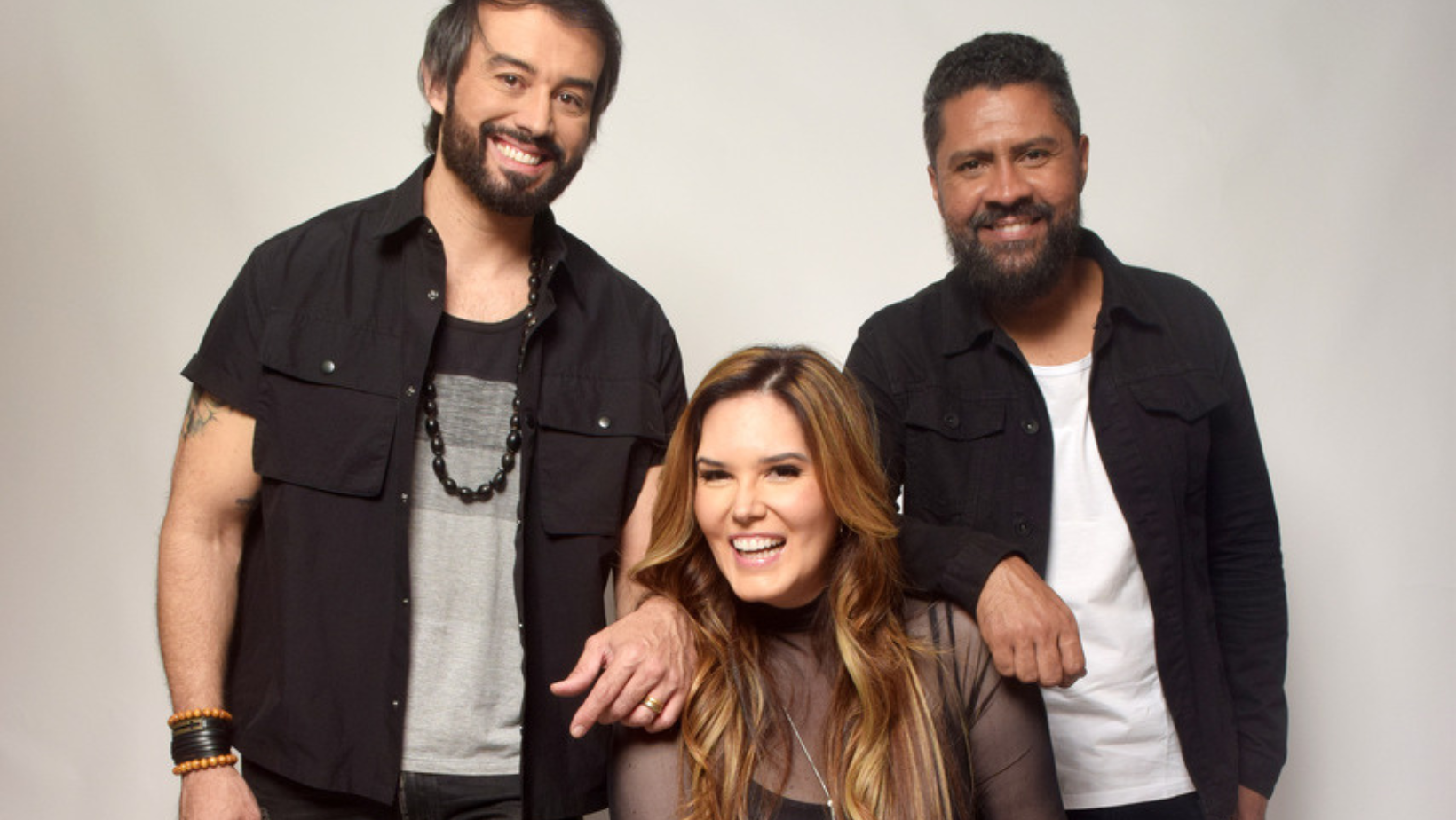 Banda Mahi se apresenta no Teatro Brigitte Blair, com participações de Arnaldo Brandão e Ronnie Arruda