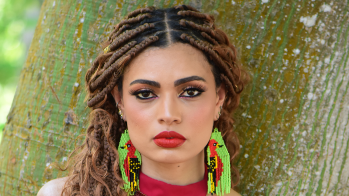 Cantora e compositora paraense, Mila Costa, se apresenta no Rio