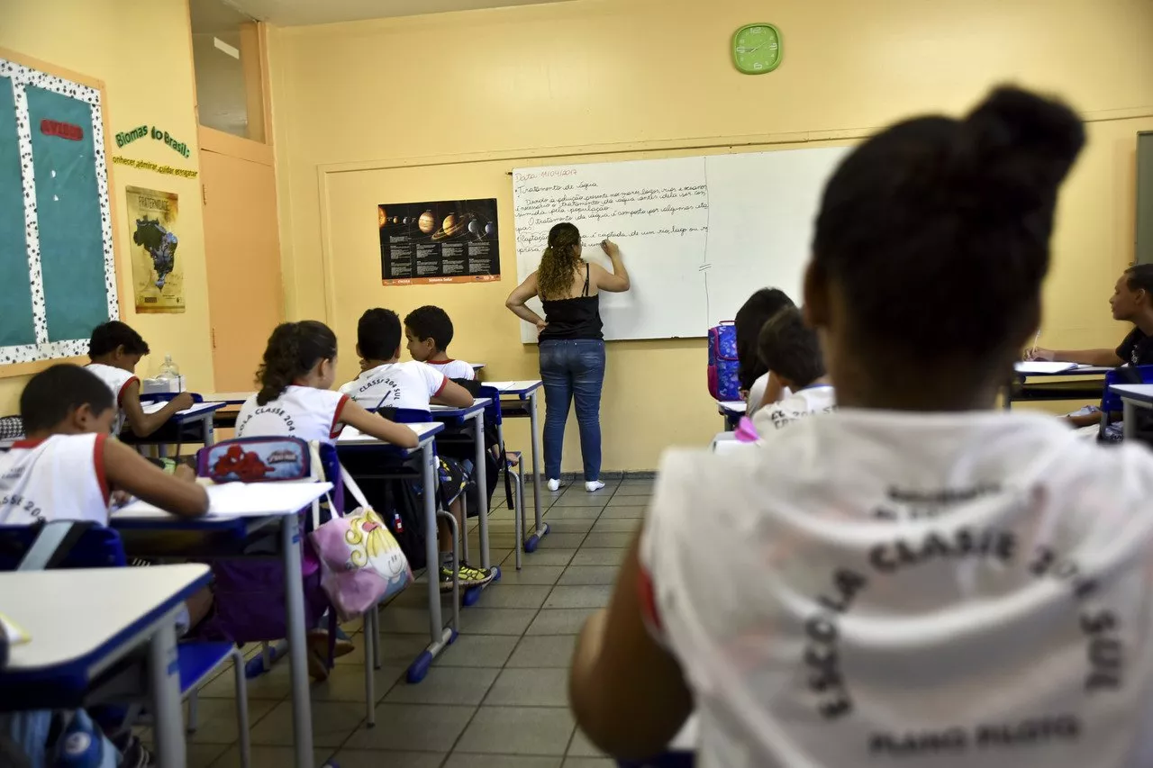 Desvalorização endêmica da educação básica: avanço do neoliberalismo sustenta fenômeno
