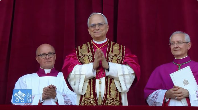Cardeal Robert Francis Prevost Martínez é eleito 266º Papa, adota o nome de Leão XIV