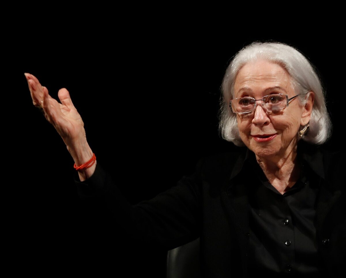 Fernanda Montenegro volta aos palcos, lê Nelson Rodrigues e Simone de Beauvoir revistaprosaversoearte.com - Fernanda Montenegro volta aos palcos, lê Nelson Rodrigues e Simone de Beauvoir