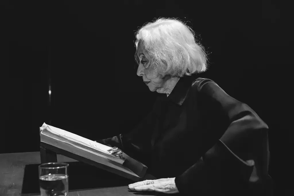 Fernanda Montenegro volta aos palcos, lê Nelson Rodrigues e Simone de Beauvoir revistaprosaversoearte.com - Fernanda Montenegro volta aos palcos, lê Nelson Rodrigues e Simone de Beauvoir