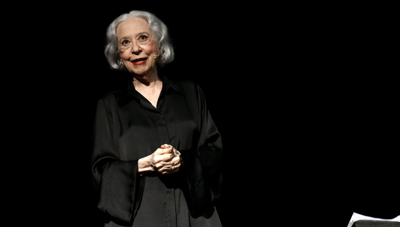 Fernanda Montenegro volta aos palcos, lê Nelson Rodrigues e Simone de Beauvoir revistaprosaversoearte.com - Fernanda Montenegro volta aos palcos, lê Nelson Rodrigues e Simone de Beauvoir