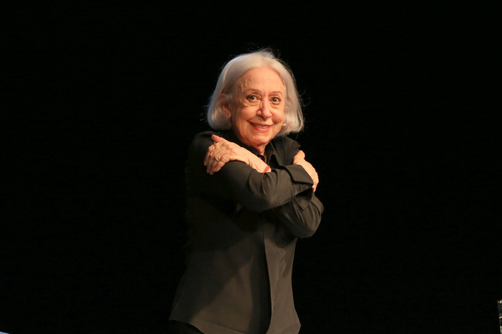 Fernanda Montenegro volta aos palcos, lê Nelson Rodrigues e Simone de Beauvoir revistaprosaversoearte.com - Fernanda Montenegro volta aos palcos, lê Nelson Rodrigues e Simone de Beauvoir