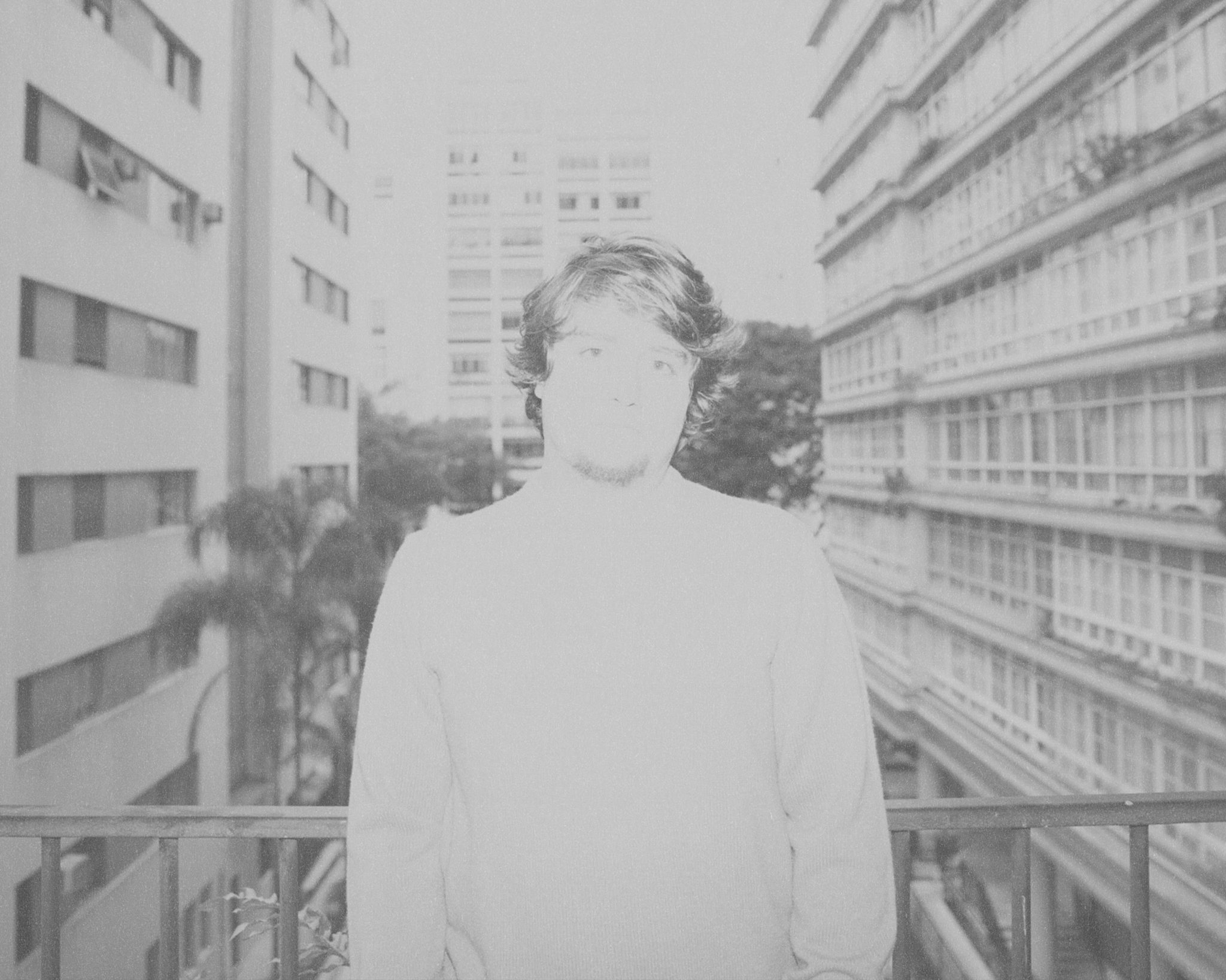Joaquim apresenta seu álbum de estreia 'Varanda dos Palpites' revistaprosaversoearte.com - Joaquim apresenta seu álbum de estreia 'Varanda dos Palpites'