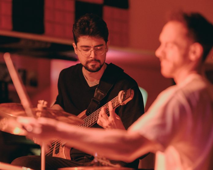 The Spontaneous Jam Session captura magia da improvisação no álbum “Live at pinkFROG cafe Vol.1”