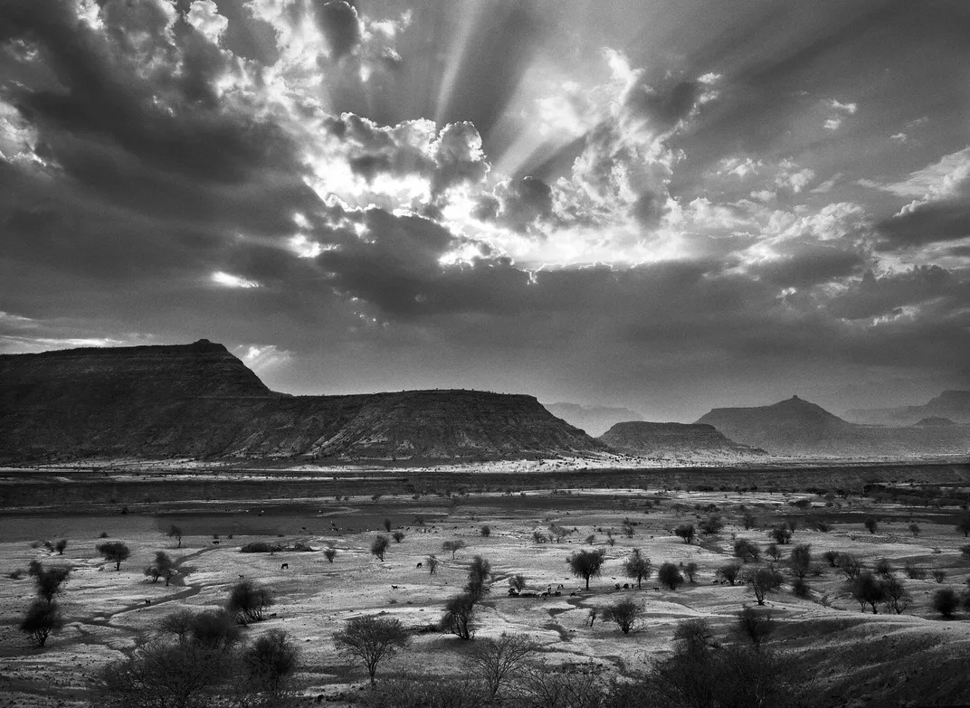 Seguindo os passos da rainha de Sabá, por Sebastião Salgado revistaprosaversoearte.com - Seguindo os passos da rainha de Sabá, por Sebastião Salgado