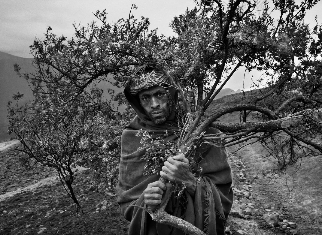 Seguindo os passos da rainha de Sabá, por Sebastião Salgado revistaprosaversoearte.com - Seguindo os passos da rainha de Sabá, por Sebastião Salgado
