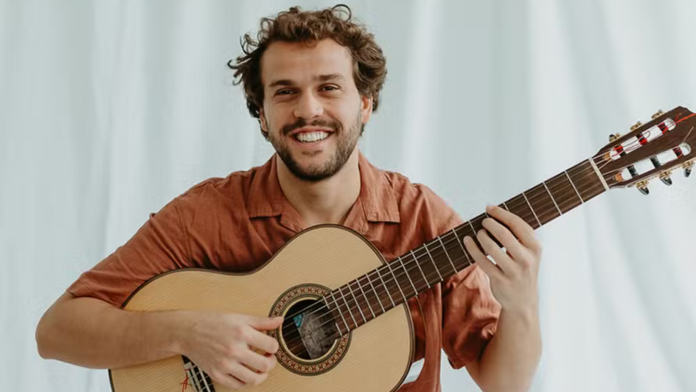 Theo Bial vai lançar álbum ‘Theo Canta Chico’