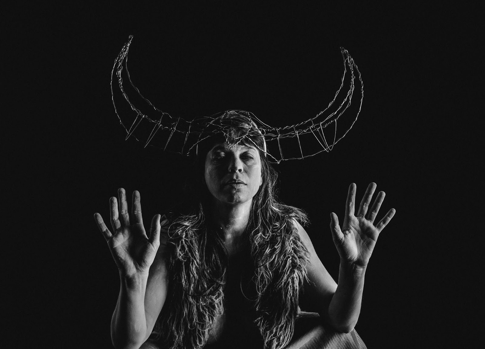 Bruna Betito faz apresentações gratuitas do solo ‘Vaca’ na Cia de Teatro Heliópolis