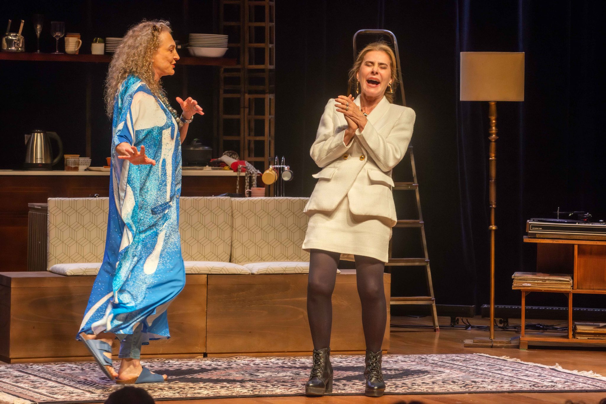 Espetáculo 'Duas Irmãs & Um Casamento' estreia temporada no Teatro dos Quatro revistaprosaversoearte.com - Espetáculo 'Duas Irmãs & Um Casamento' estreia temporada no Teatro dos Quatro