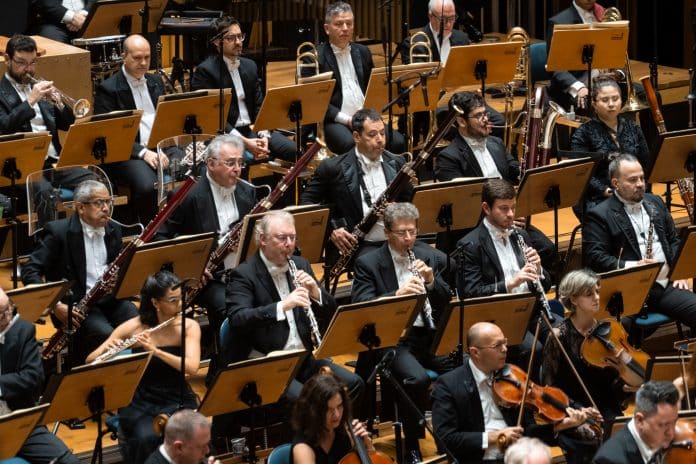 Osesp recebe maestra alemã Ruth Reinhardt e o jovem pianista brasileiro Estefan Iatcekiw