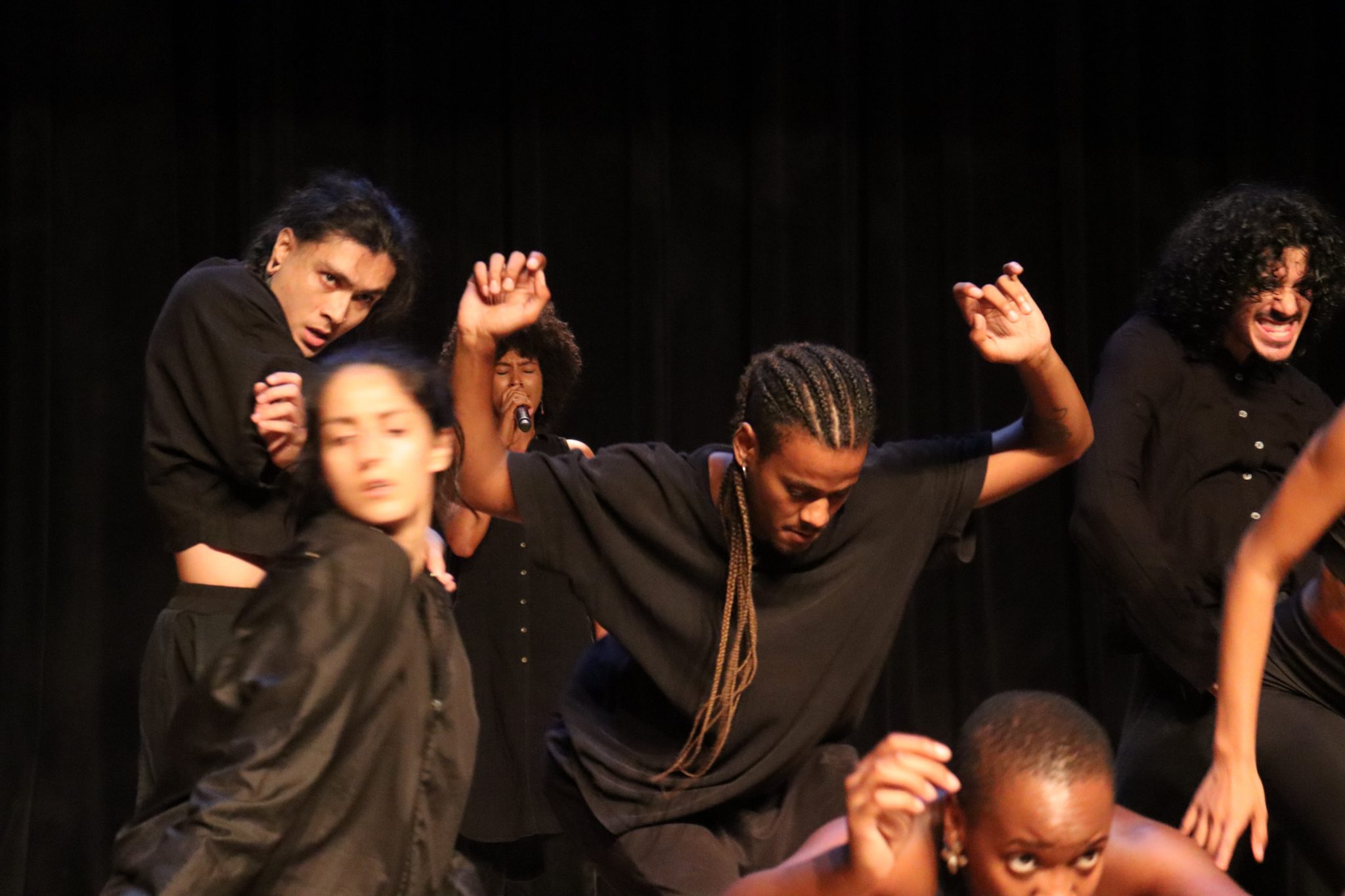 revistaprosaversoearte.com - Espetáculo de dança 'A[MAR]KALUNGA' faz apresentações no Teatro Flávio Império