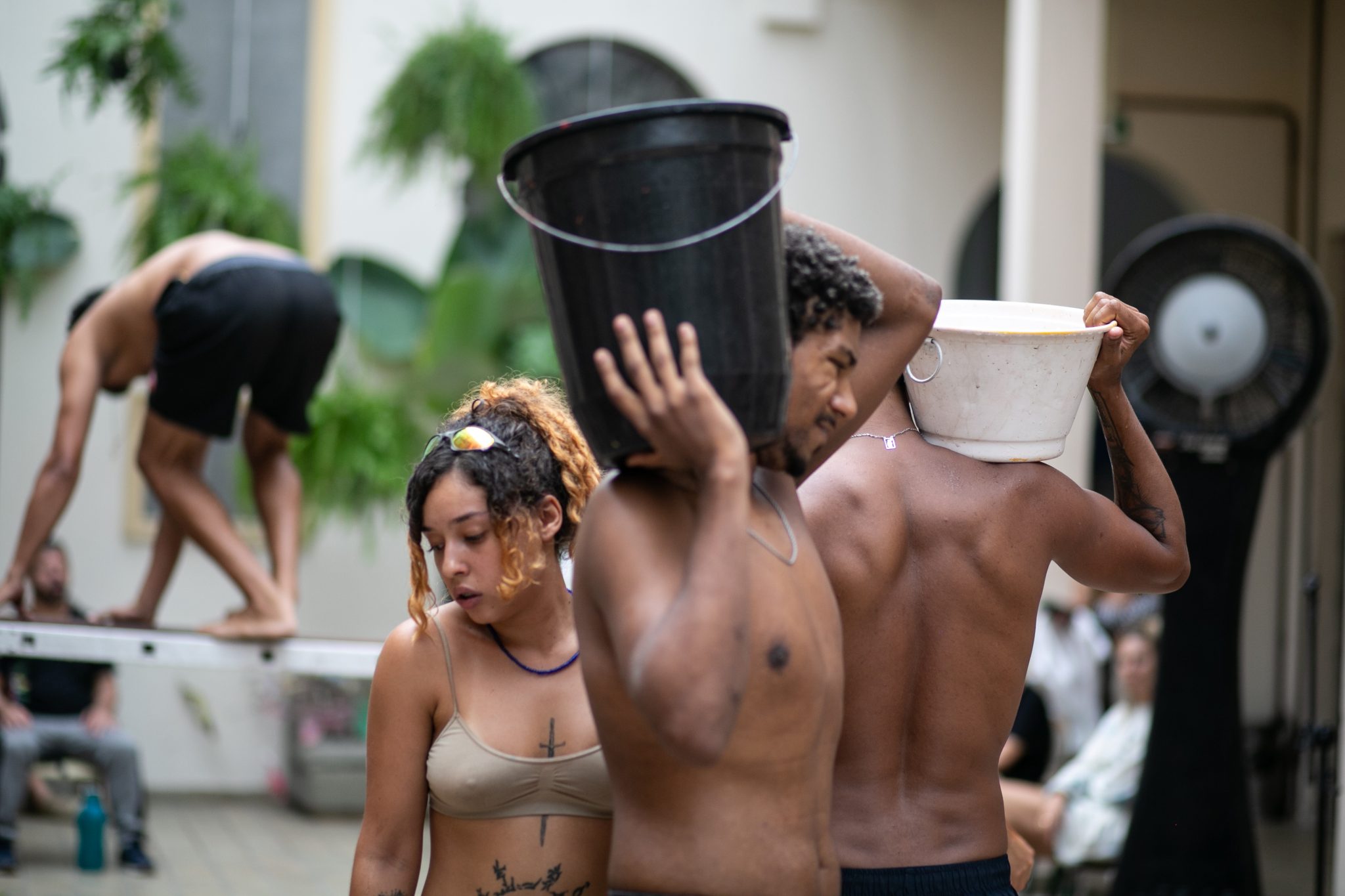 revistaprosaversoearte.com - Espetáculo 'Favela de Barro - Instáveis Moradias em Queda' estreia temporada no Sesc Avenida Paulista