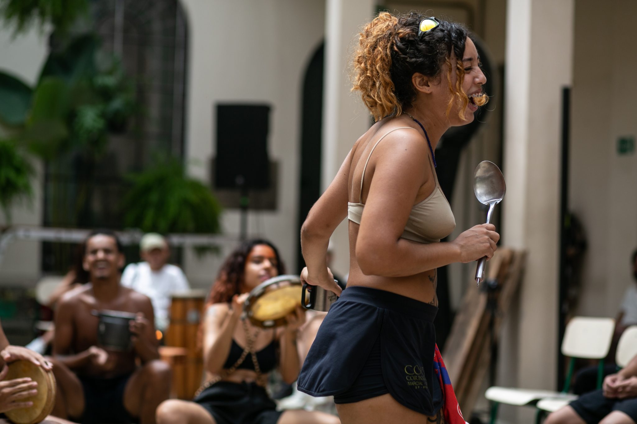 revistaprosaversoearte.com - Espetáculo 'Favela de Barro - Instáveis Moradias em Queda' estreia temporada no Sesc Avenida Paulista
