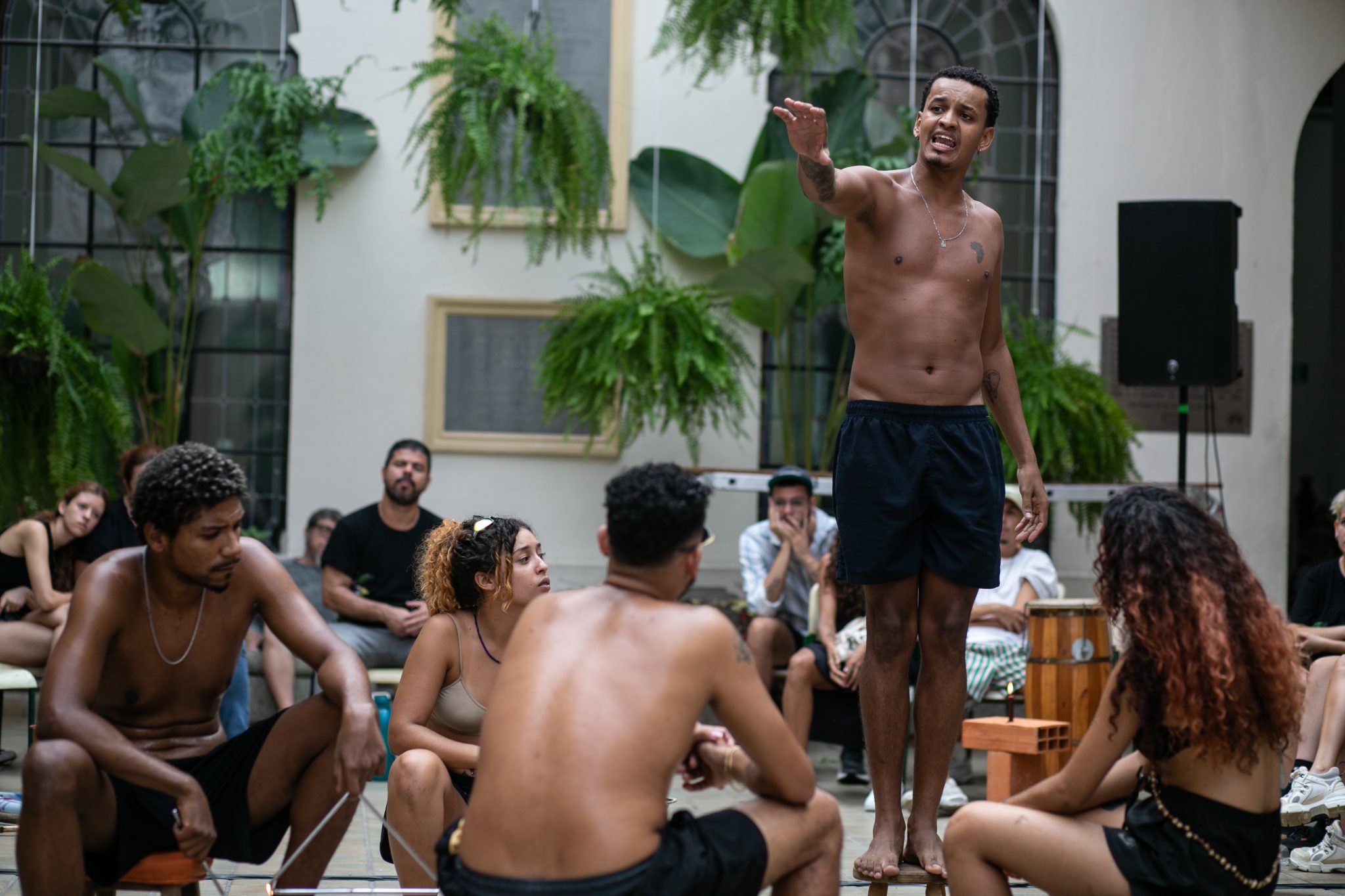 revistaprosaversoearte.com - Espetáculo 'Favela de Barro - Instáveis Moradias em Queda' estreia temporada no Sesc Avenida Paulista