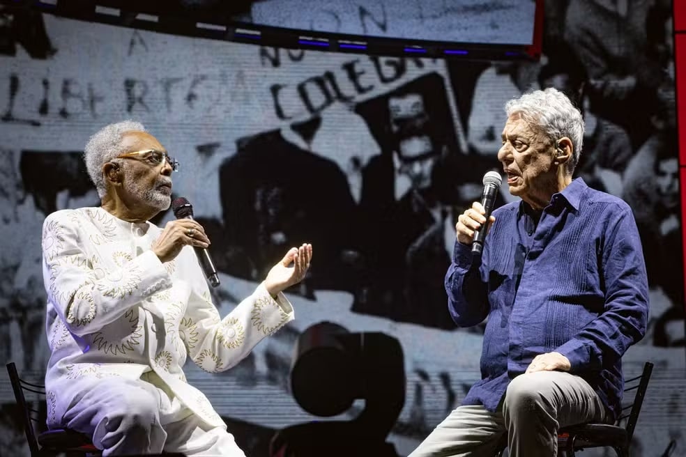 Chico Buarque faz participação surpresa em show de Gilberto Gil no Rio