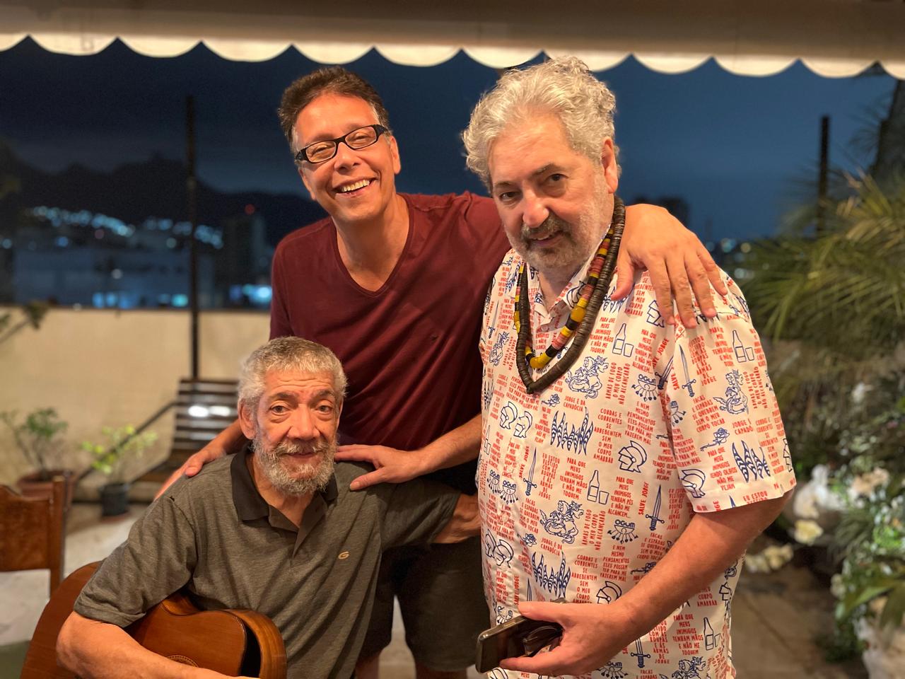 Augusto Martins e Hélio Delmiro lançam álbum 'Certas Coisas' revistaprosaversoearte.com - Augusto Martins e Hélio Delmiro lançam álbum 'Certas Coisas'