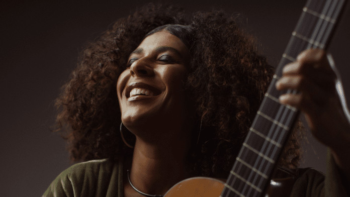 Projeto ‘Pôr do Sol’ recebe a cantora Josyara na Casa Museu Eva Klabin