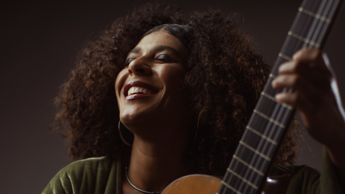 Projeto ‘Pôr do Sol’ recebe a cantora Josyara na Casa Museu Eva Klabin