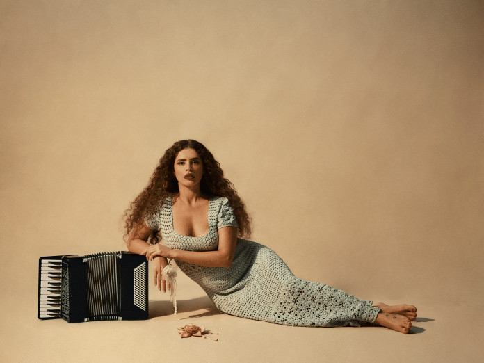 Natascha Falcão lança EP ‘Universo de Paixão II’