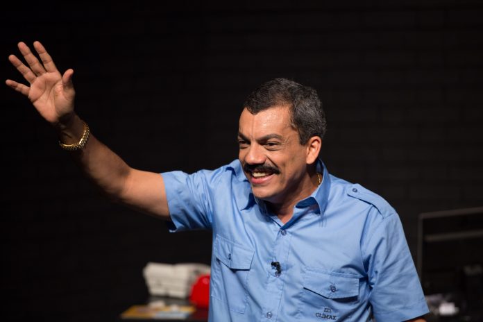 Espetáculo ‘O Porteiro – A Comédia’ com Alexandre Lino volta aos palcos