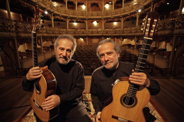 Duo Assad: a alma brasileira do violão na Sala Cecilia Meireles
