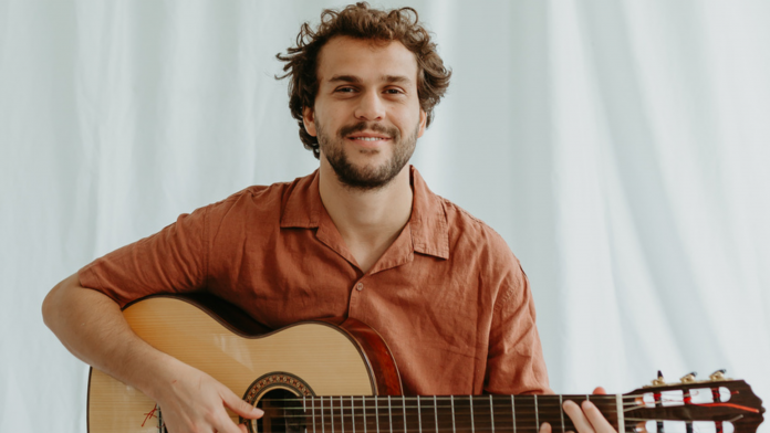 Theo Bial canta Chico Buarque em show no Blue Note São Paulo
