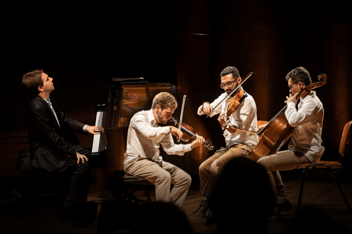 Bernardo Santos e um trio de cordas na Sala Cecília Meireles
