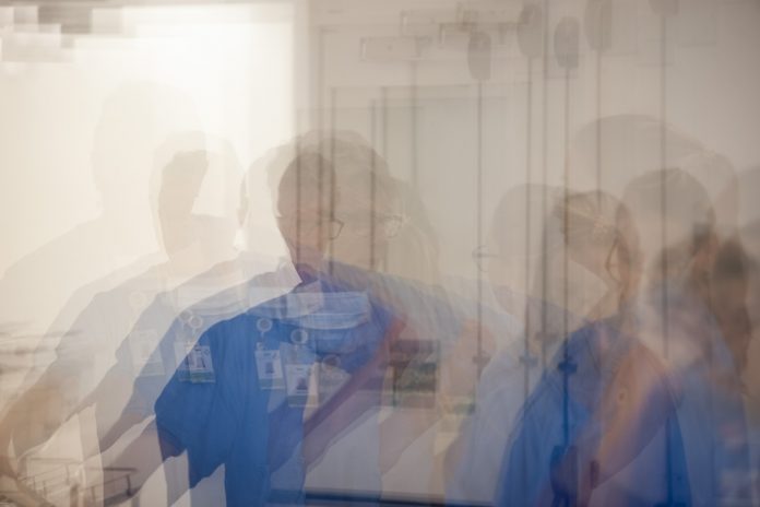 Exaustão emocional atinge quase 60% dos médicos no Brasil, aponta pesquisa