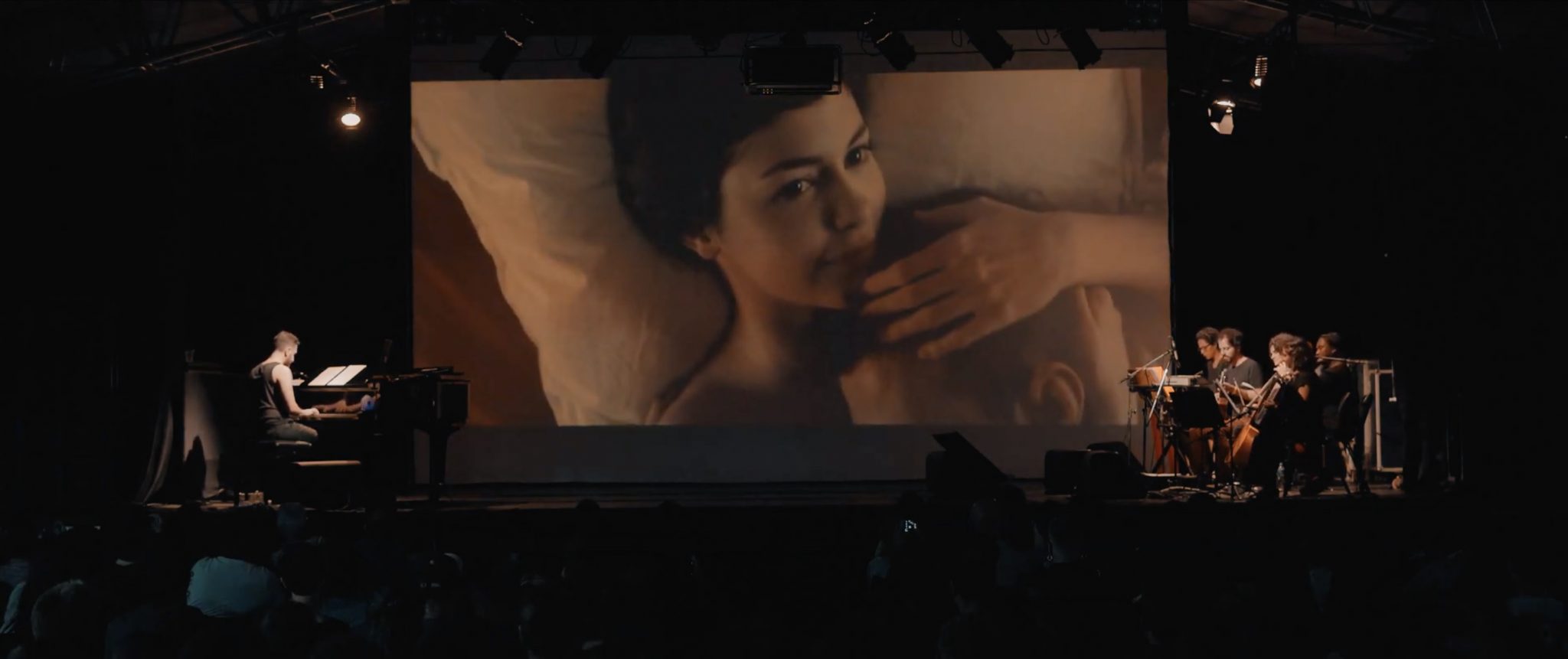revistaprosaversoearte.com - Cine Concerto 'O Fabuloso Destino de Amélie Poulain' chega ao Teatro B32 com trilha sonora ao vivo