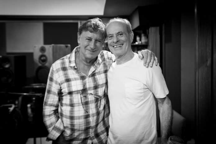 Dueto de Flávio Venturini e Ney Matogrosso no single ‘Besame’, sucesso dos anos 1980