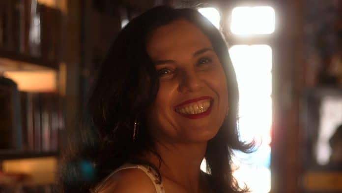 Márcia Tauil lança single ‘Plugs’