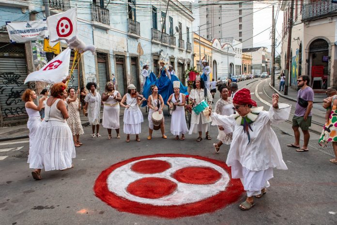Sexta-feira – “O Dia fora do Tempo” celebrado pela Grande Companhia Brasileira de Mystérios e Novidades, na Praça da Harmonia, RJ