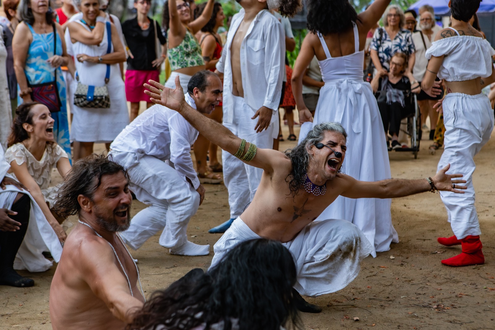 Sexta-feira - “O Dia fora do Tempo” celebrado pela Grande Companhia Brasileira de Mystérios e Novidades, na Praça da Harmonia, RJ revistaprosaversoearte.com - Sexta-feira - “O Dia fora do Tempo” celebrado pela Grande Companhia Brasileira de Mystérios e Novidades, na Praça da Harmonia, RJ