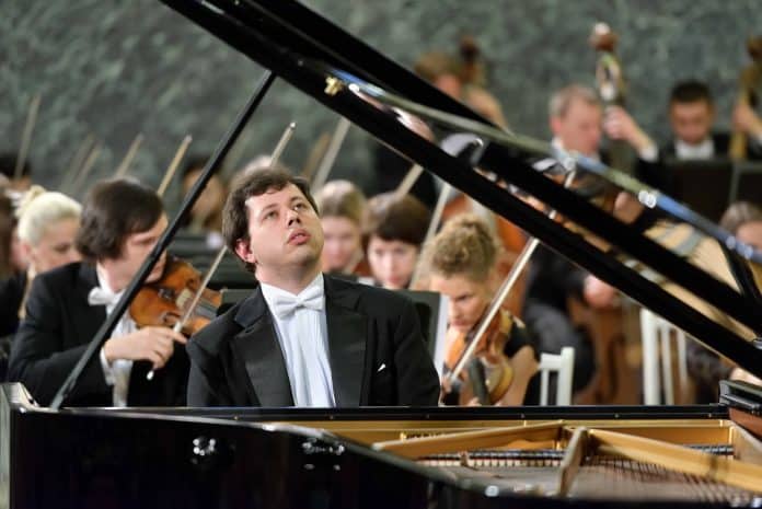 De Beethoven a Villa-Lobos com pianista Ronaldo Rolim na Sala Cecília Meireles