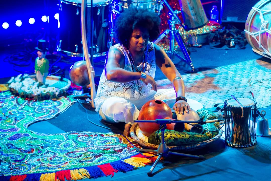 revistaprosaversoearte.com - Show 'Amém & Amém – Naná Vasconcelos 80 anos' na Caixa Cultural do Rio de Janeiro