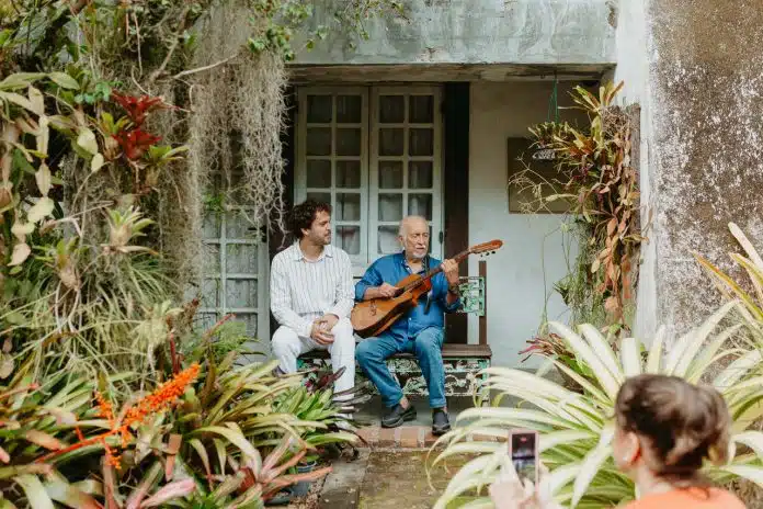 Theo Bial lança single ‘Brisa que mora no mar’, uma parceria com Roberto Menescal