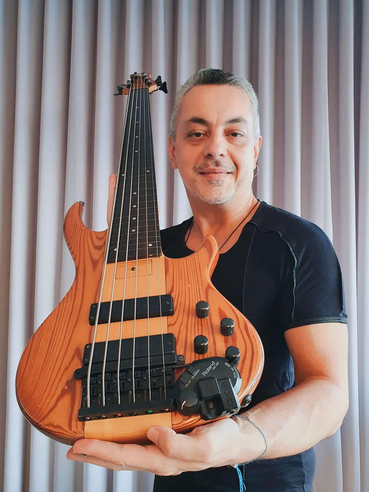 revistaprosaversoearte.com - Adriano Campagnani lança álbum 'Cosmopolitan'
