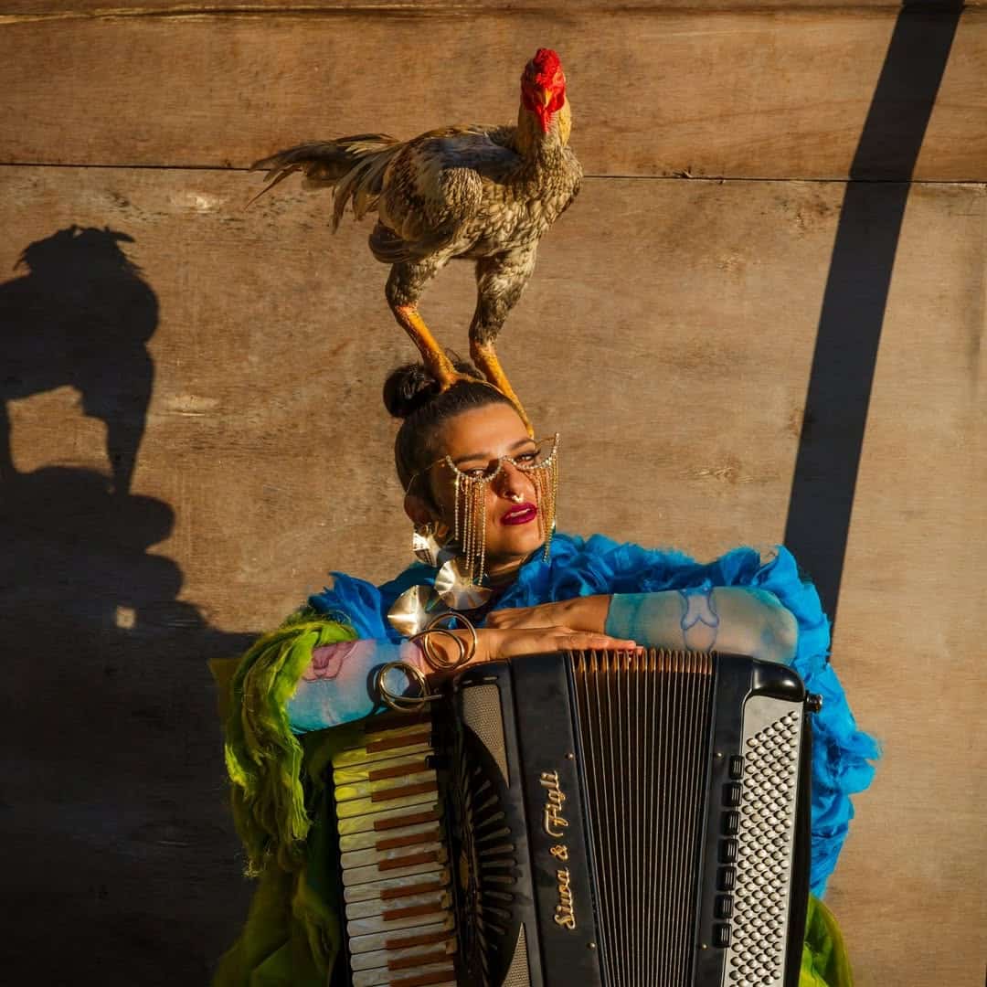 revistaprosaversoearte.com - L&iacute;via Mattos lan&ccedil;a single 'Ndoukahakro', com participa&ccedil;&atilde;o da senegalesa Senny Camara